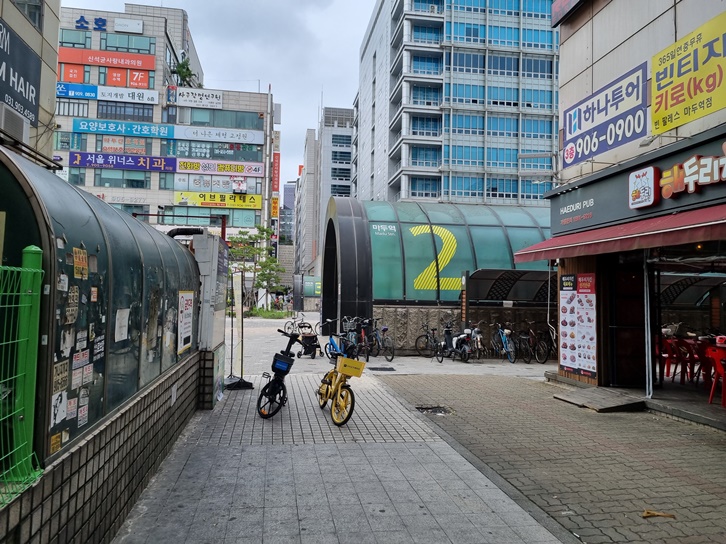 마두역 2번 출구 옆